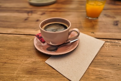 白色和粉色花碟上的白色陶瓷杯